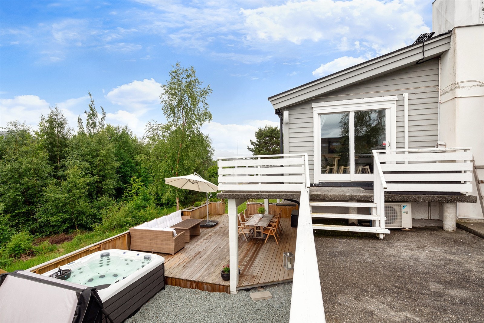 Fasade mot øst - utg. fra altan i hovedetasjen med trapp til terreng Galleribilde