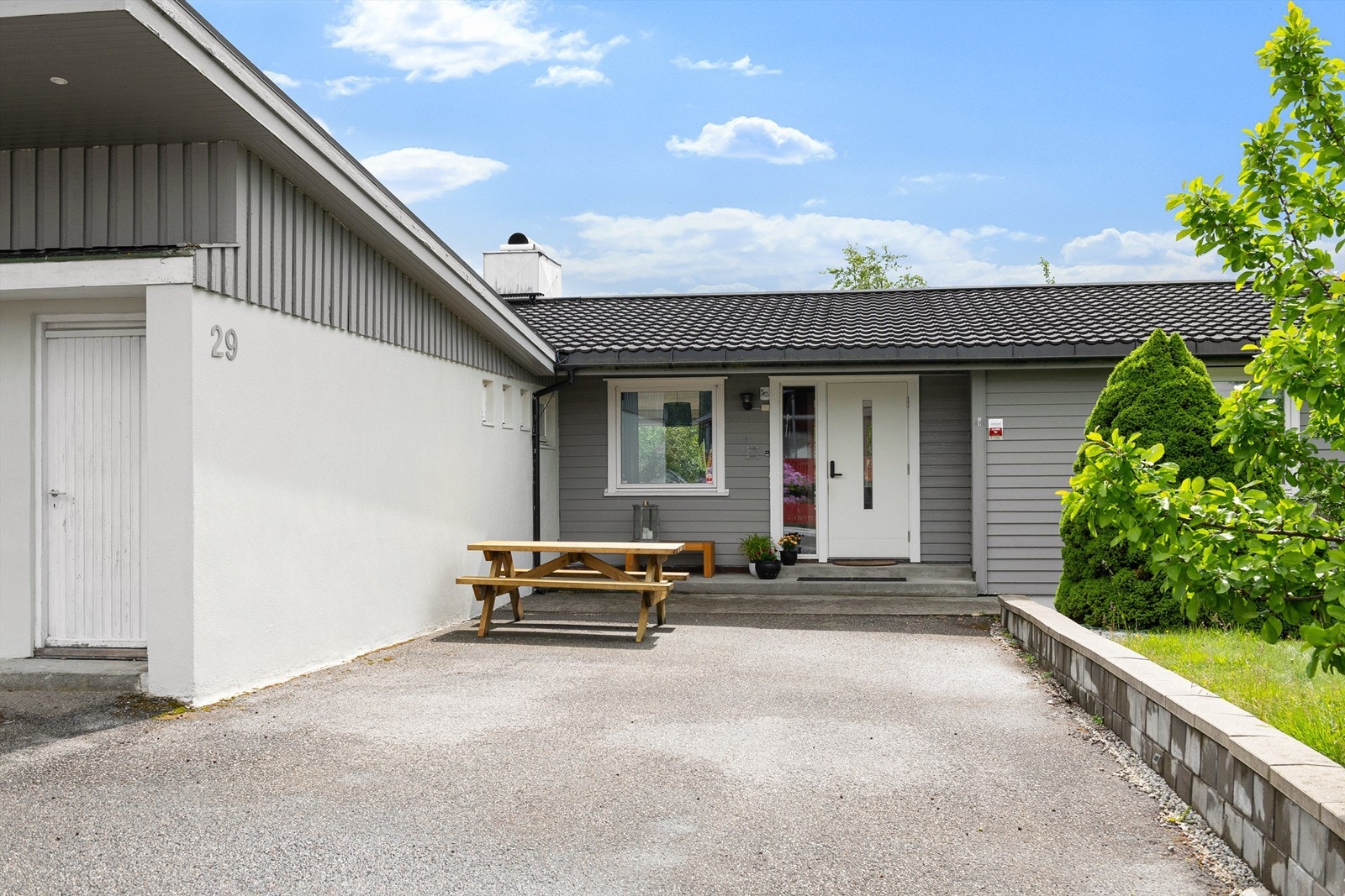 Inngangsparti og adkomst mot nord med gode parkeringsmuligheter og skjermet uteplass og hage også her Galleribilde