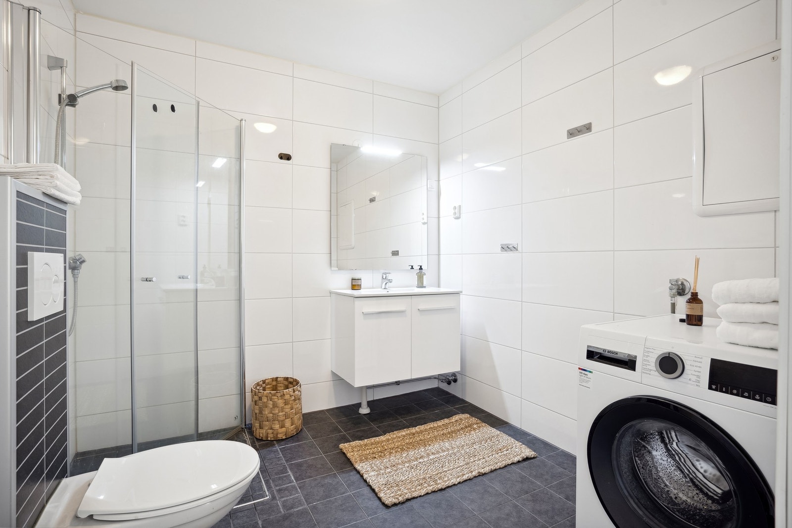 Bad med varme i gulvet og uttak for vaskemaskin og tørketrommel Galleribilde