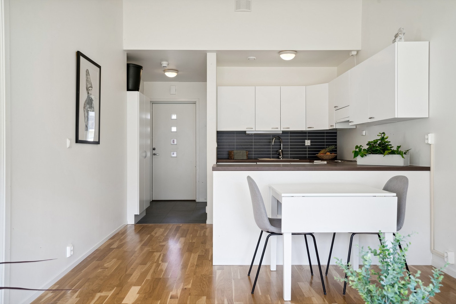 Kjøkken med god skapplass, kjøkkenøy ut mot stue Galleribilde