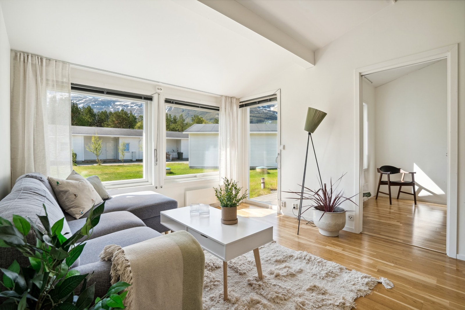 Velkommen til Rässiruto i Skibotn. Vi har 4 stk 3 roms leiligheter med carport til salgs. God planløsning og bra standard. - Foto: EFKT Galleribilde