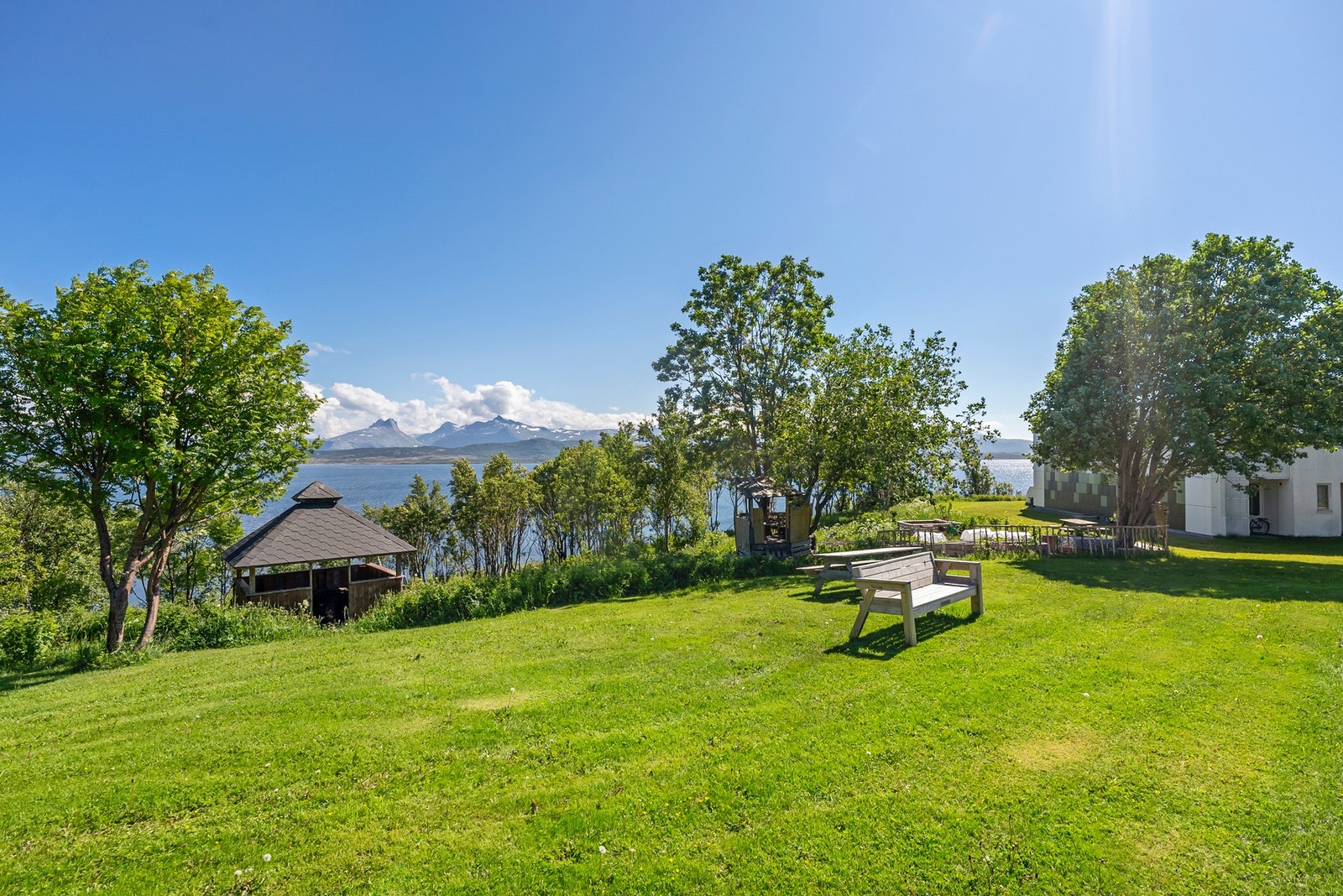 Boligen nyter godt av sin beliggenhet innerst i boligfeltet, med soverommene vendt ut mot fredelig friareal, godt skjermet fra støy og gjennomgangstrafikk. Galleribilde