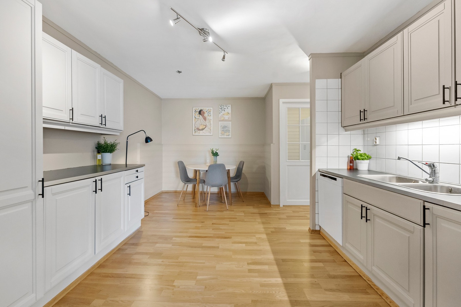 Boligen har også et svært romslig kjøkken, som gir deg rikelig med oppbevaringsplass og arbeidsflate. Galleribilde