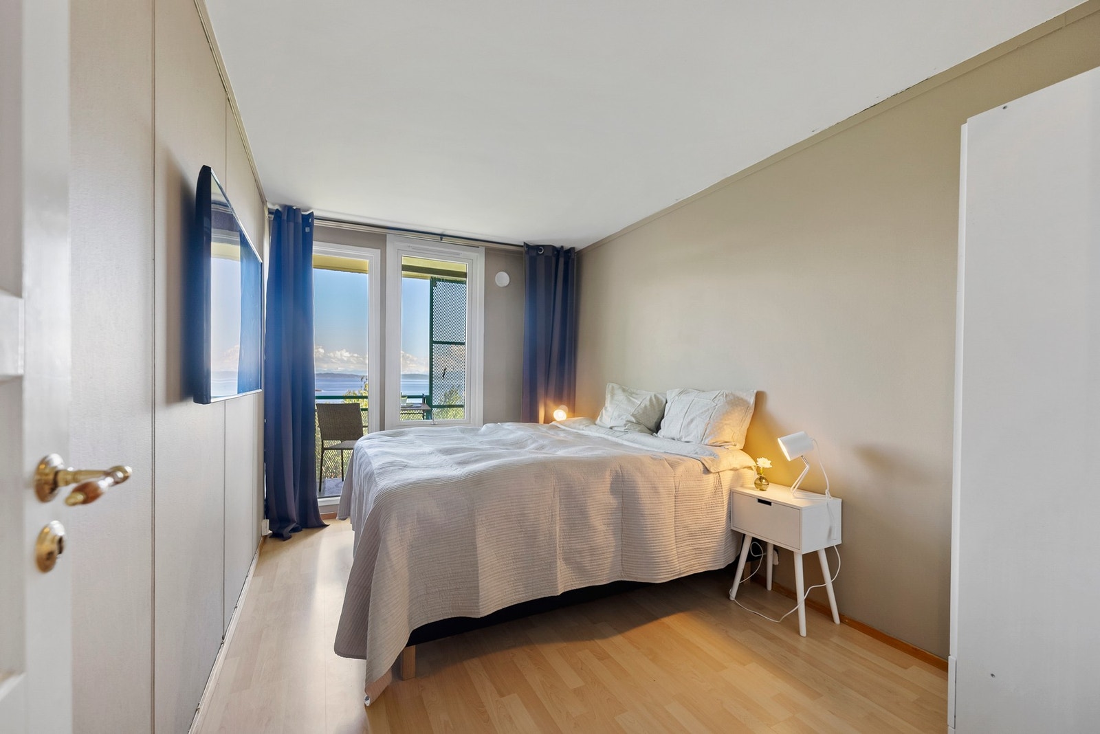 Nærmest badet ligger soverom 1 av 3, dette har utgang til balkong og benyttes i dag som hovedsoverom. Galleribilde