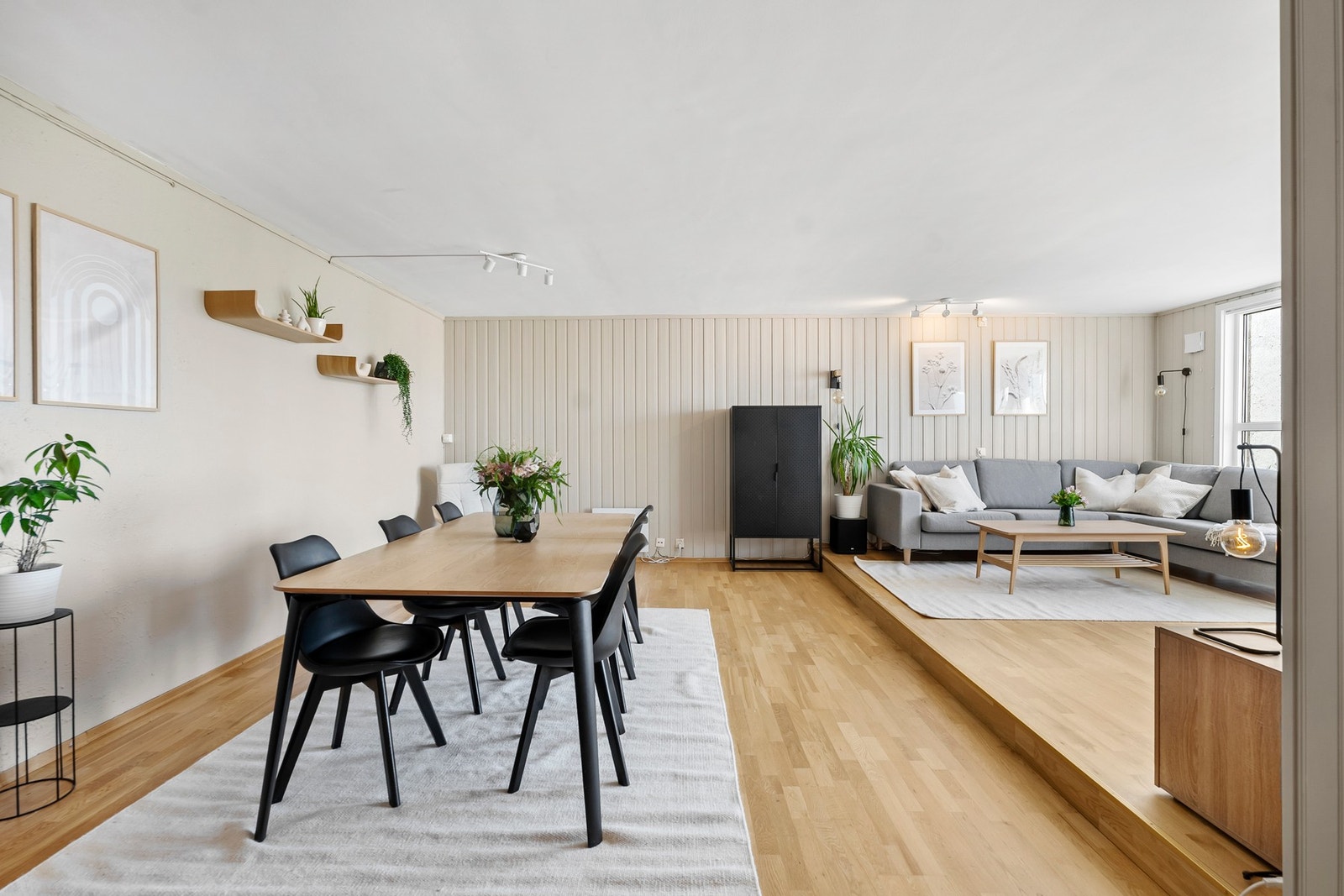 Leiligheten er jevnlig vedlikeholdt og bærer preg av å være modernisert i tråd med tid og behov. Galleribilde