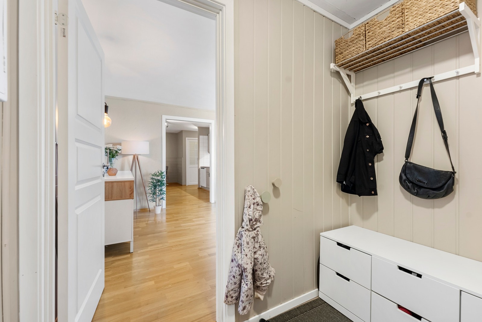Entréen gir et flott førsteinntrykk, og har god plass til oppbevaring av yttertøy og sko. Galleribilde