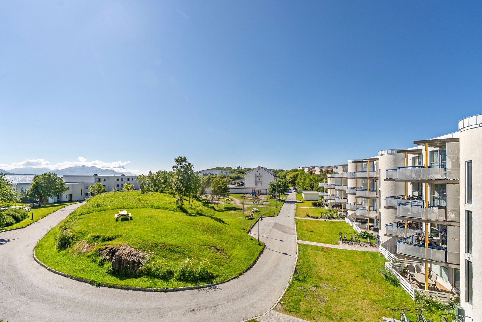 Fra balkongen har du utsyn over borettslagets frodige og pent opparbeidede fellesarealer. Galleribilde