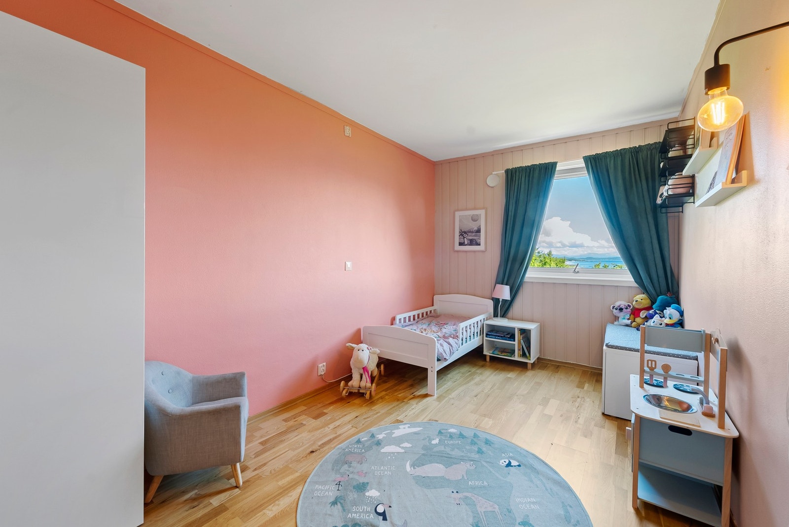 Det andre soverommet er også boligens største, på i overkant av 13 kvm. Rommet benyttes i dag som barnerom, med god boltreplass for den lille, og rikelig med oppbevaring. Galleribilde