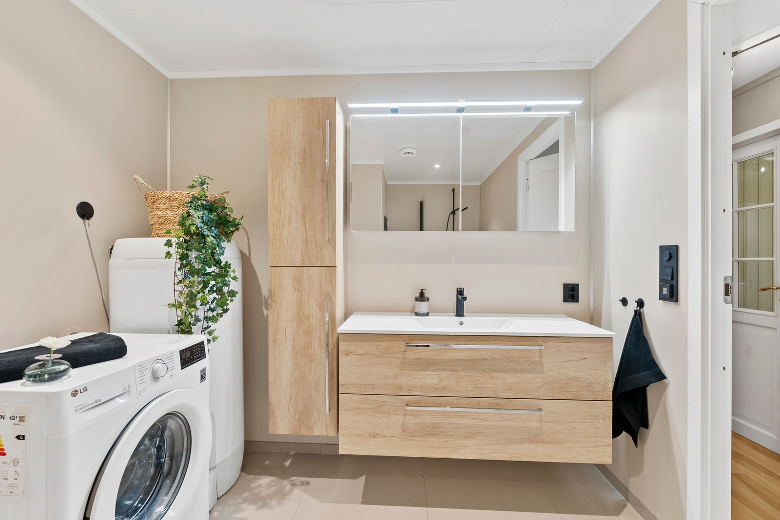 Baderommet er nytt, pent og moderne, og på hele 8 kvm. Galleribilde