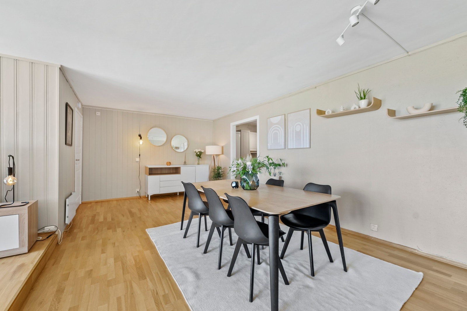 Spisestuen ligger videre i kontakt med kjøkkenet. Galleribilde