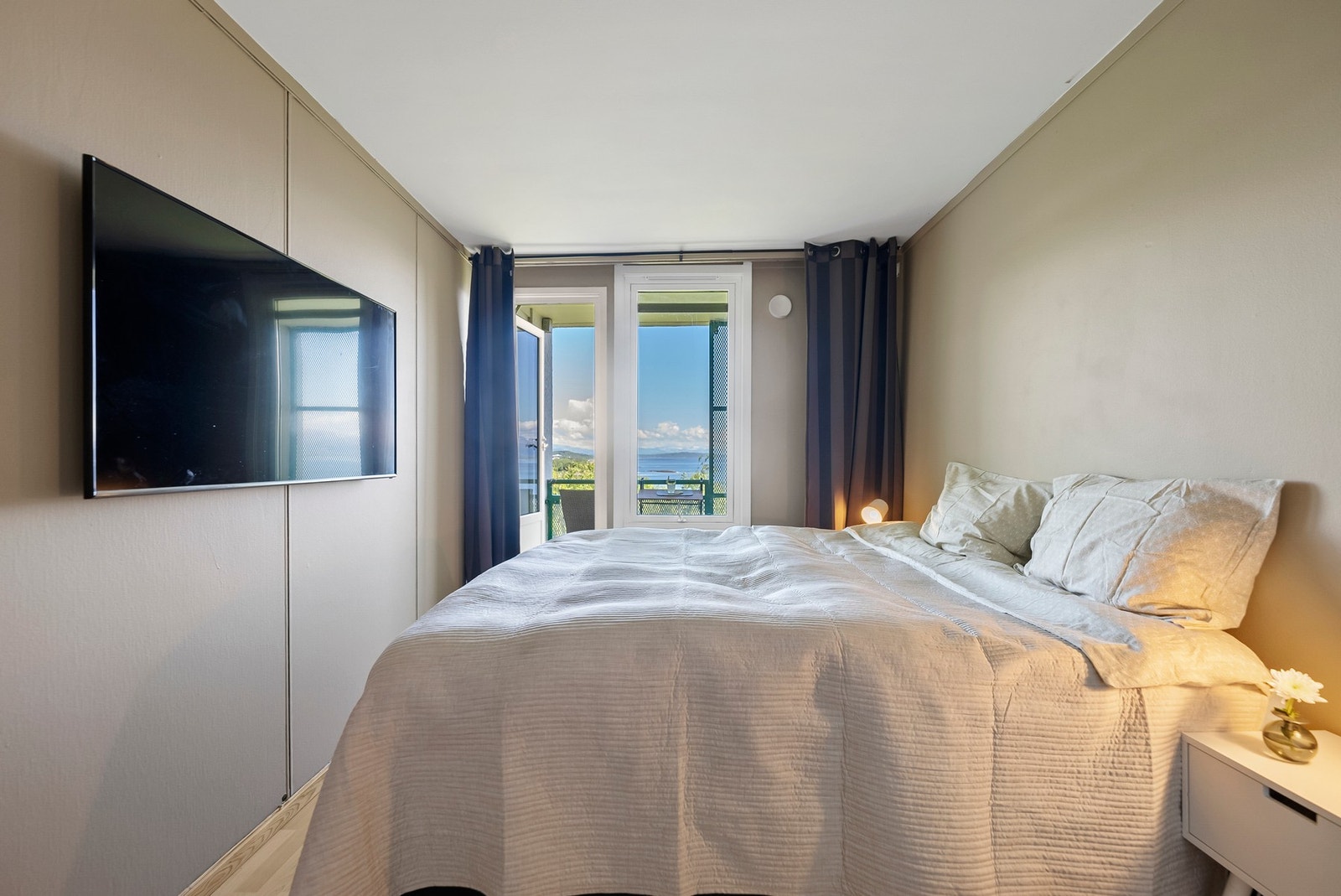 Rommet er på nærmere 11 kvm, og har god plass til dobbeltseng med tilhørende møblement og klesoppbevaring. Galleribilde