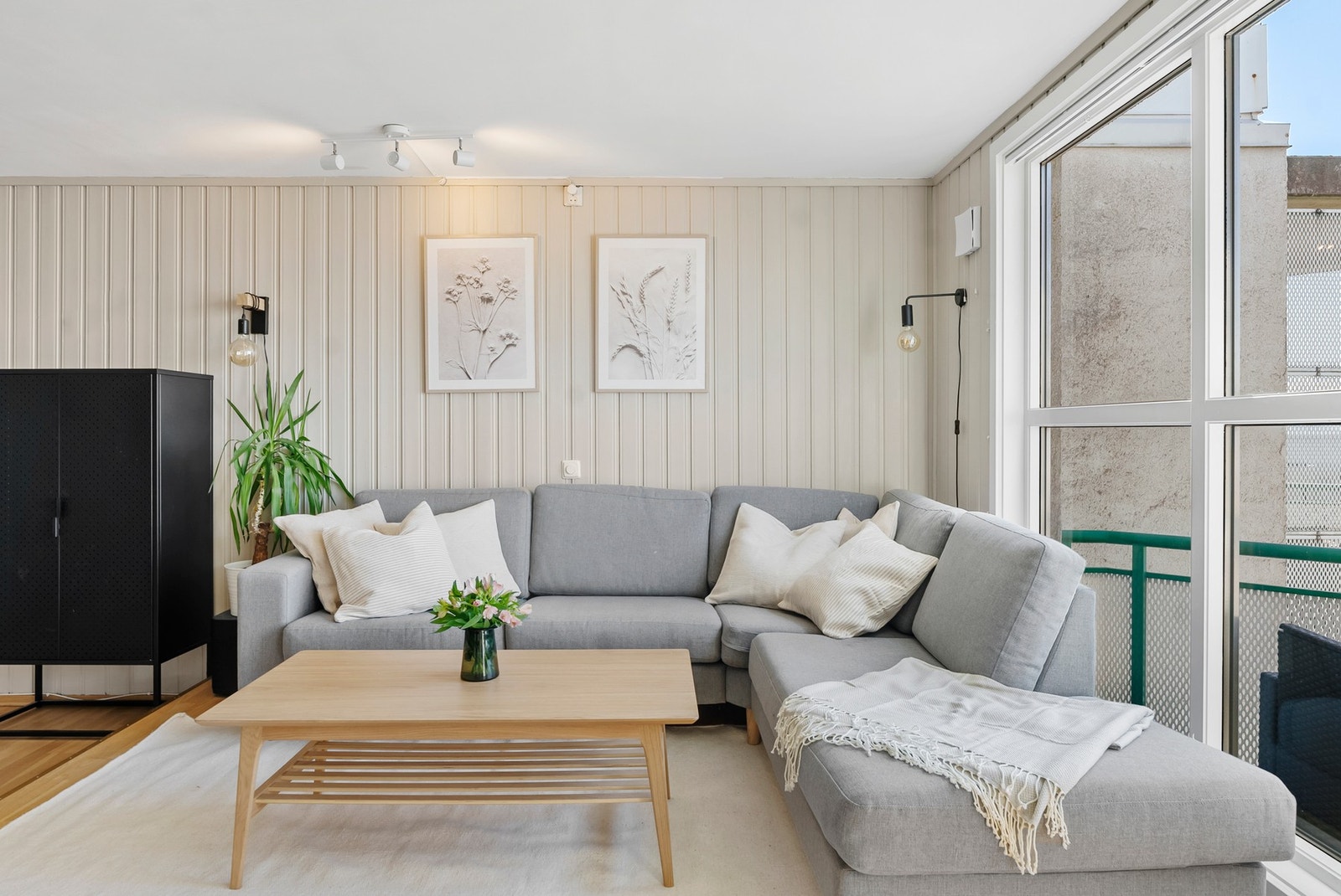 "Miljøet i borettslaget er godt og trygt, styret gjør en svært god jobb med å informere andelseiere og ta våre tanker/ideer til etterretning. Borettslaget har en god blanding av unge, voksne, eldre og barnefamilier. Rolige og hyggelige naboer." - Selger Galleribilde