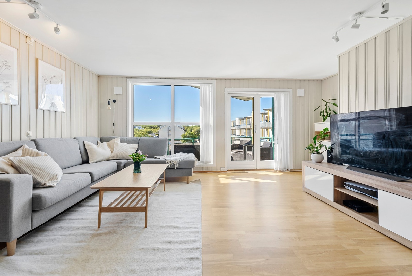 Rommet, og boligen ellers, har delikate fargevalg og et gjennomført stilmessig uttrykk. Galleribilde