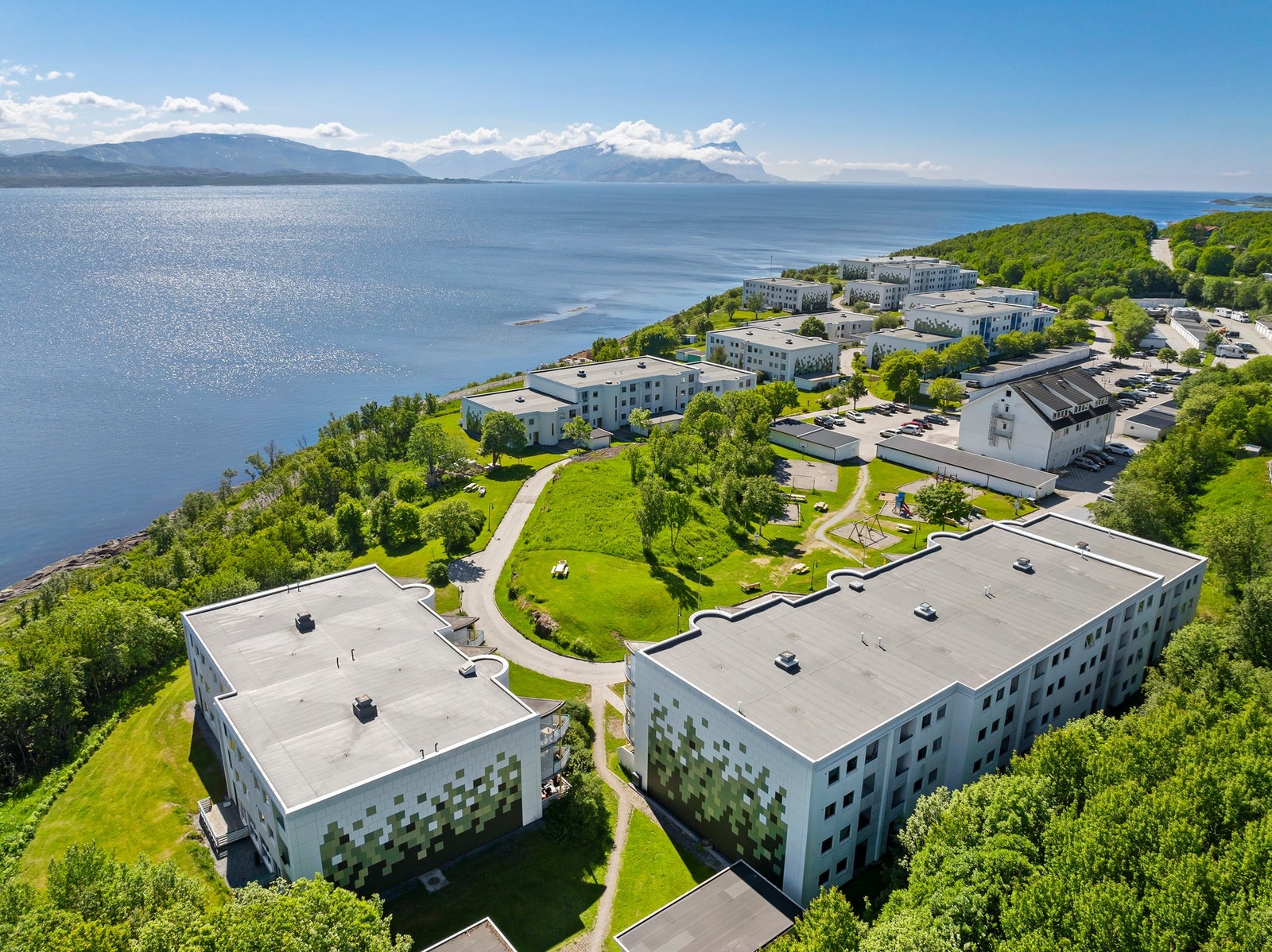 Borettslaget har flott opparbeidet tomt med flere fellesarealer, lekeplass, internveier, prydbusker og godt med parkeringsmuligheter, samt mulighet for lading av elbil. Galleribilde