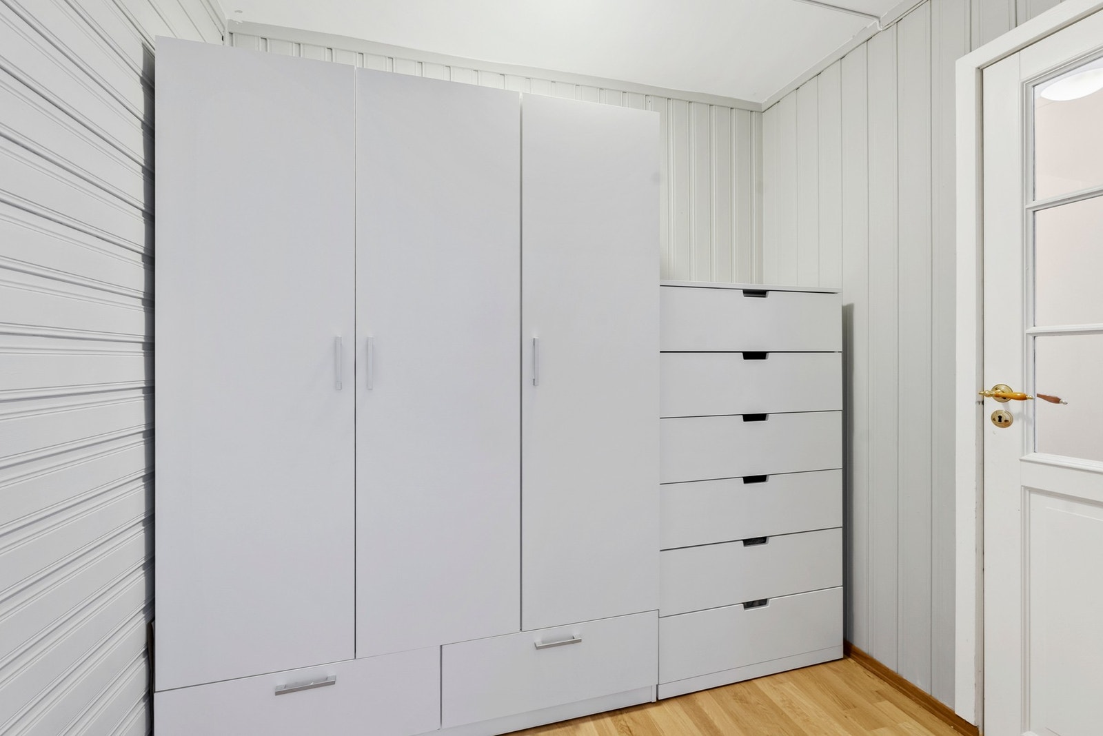 Mellom to av soverommene er det i dag etablert et praktisk garderoberom. Galleribilde