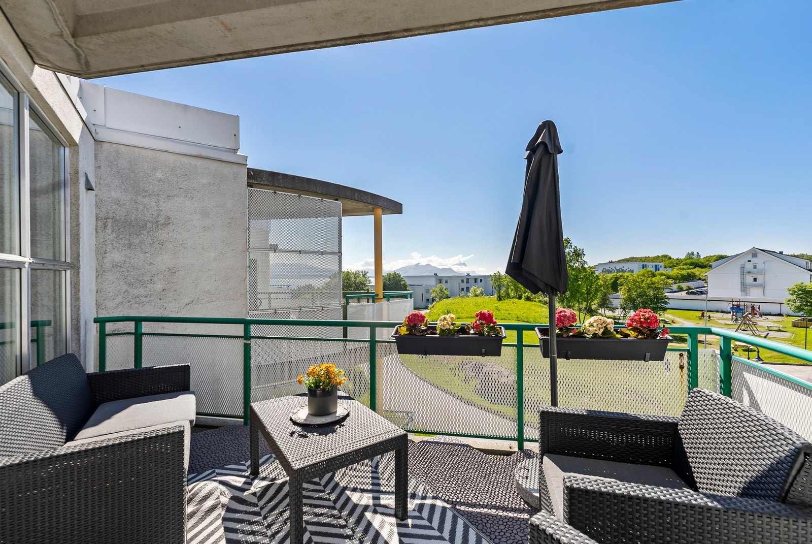 Stuen har utgang til den største av boligens to balkonger. Denne vender mot vest og har flotte solforhold. Galleribilde