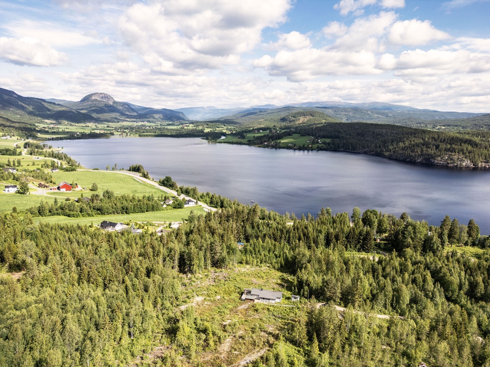Helårs bilvei frem til hytta. Det er også sommervann til yttervegg, helårs drikkevann kan hentes i felles pumpehus. Rett til båtfeste nede ved fjorden Galleribilde