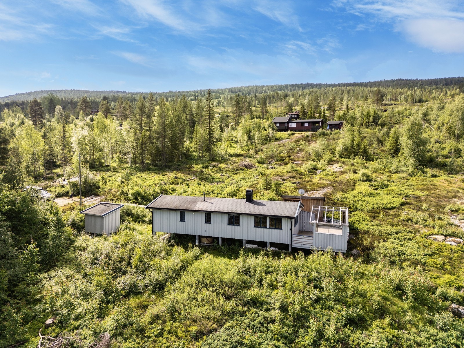 Hytta ligger usjenert til i I Lauvlia med utsikt til fjorden og området Galleribilde