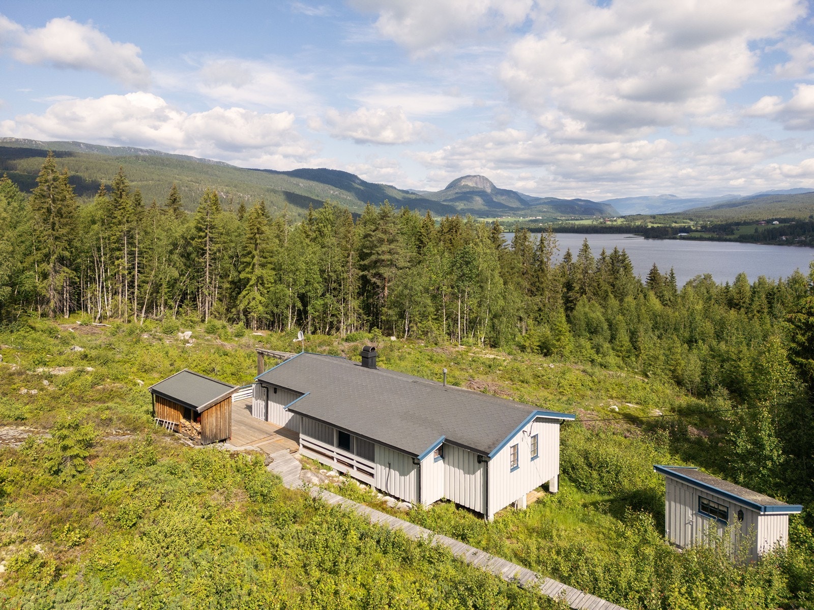 Hytta ligger i et godt etablert hyttefelt med spredt bebyggelse Galleribilde