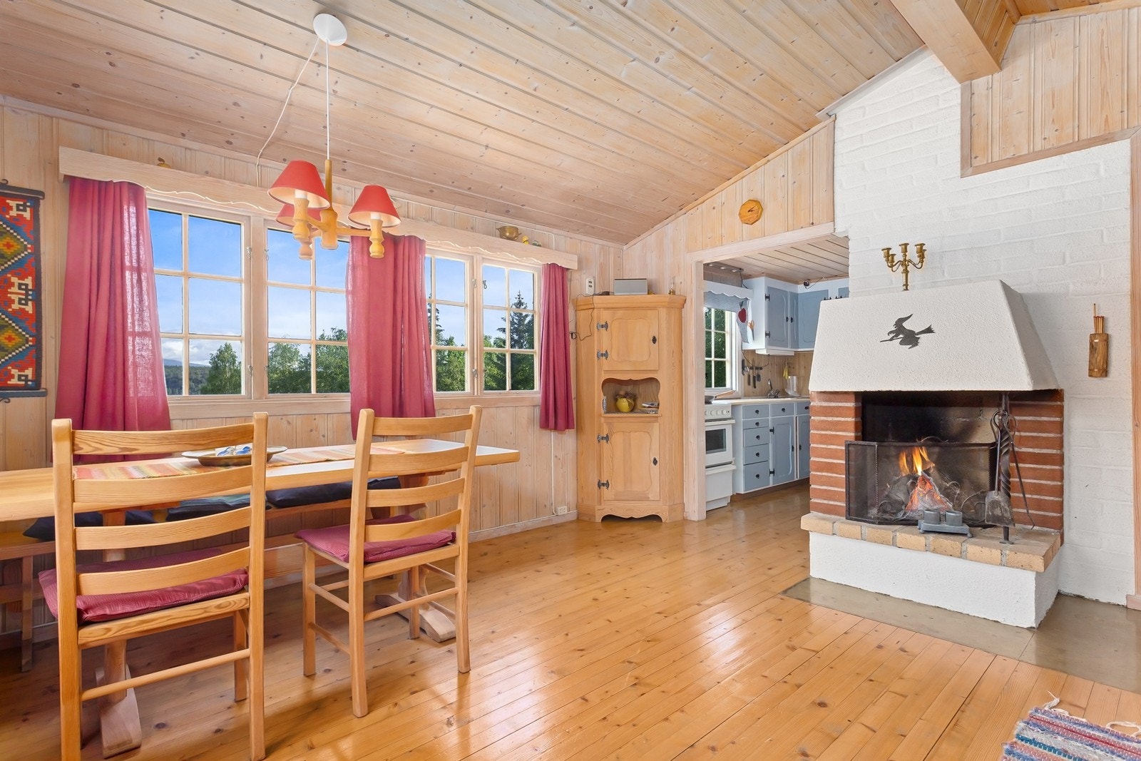 Åpen løsning mellom stue og kjøkken Galleribilde