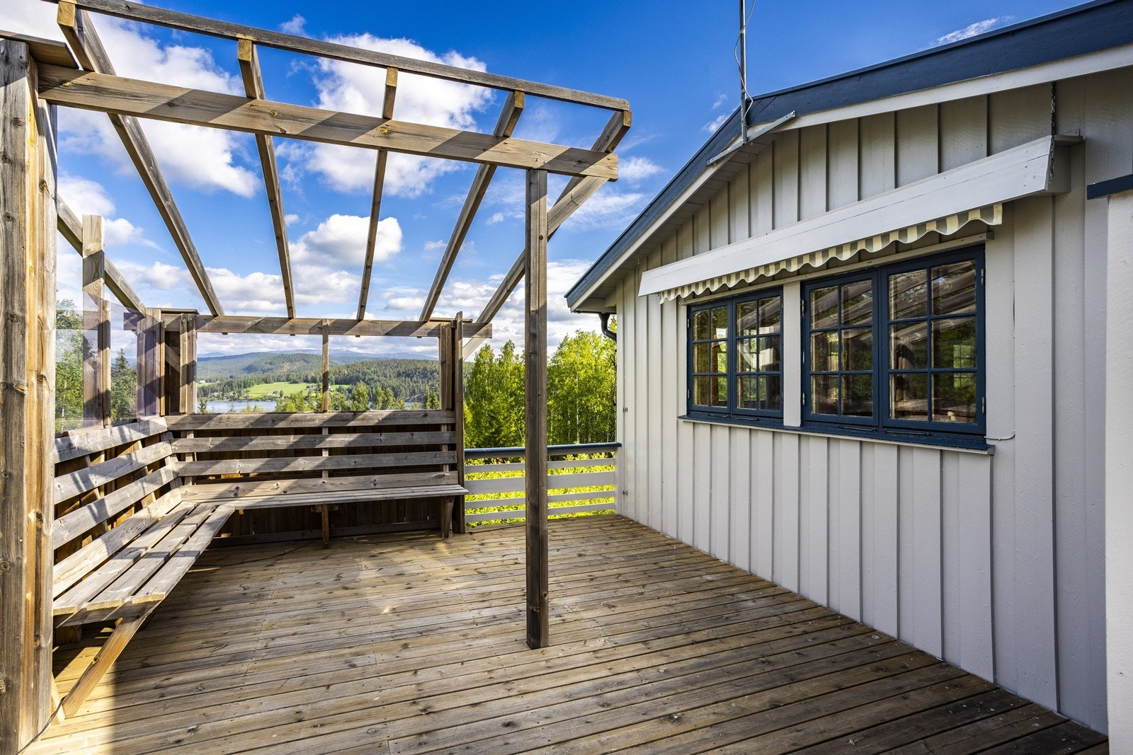 På to sider av bygningen er det tilsammen ca. 60 kvm. terrasse i trekonstruksjoner Takoverbygg ved inngang. Det er satt opp levegger og konstruksjoner for et takoverbygg ved et hjørne på terrassen. Galleribilde