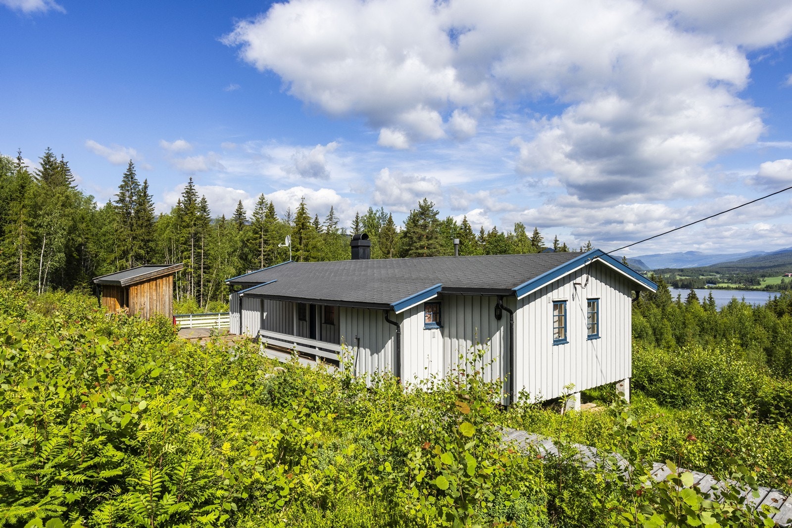 Enkel adkomst også om vintereren- bilvei frem til hytteveggen Galleribilde
