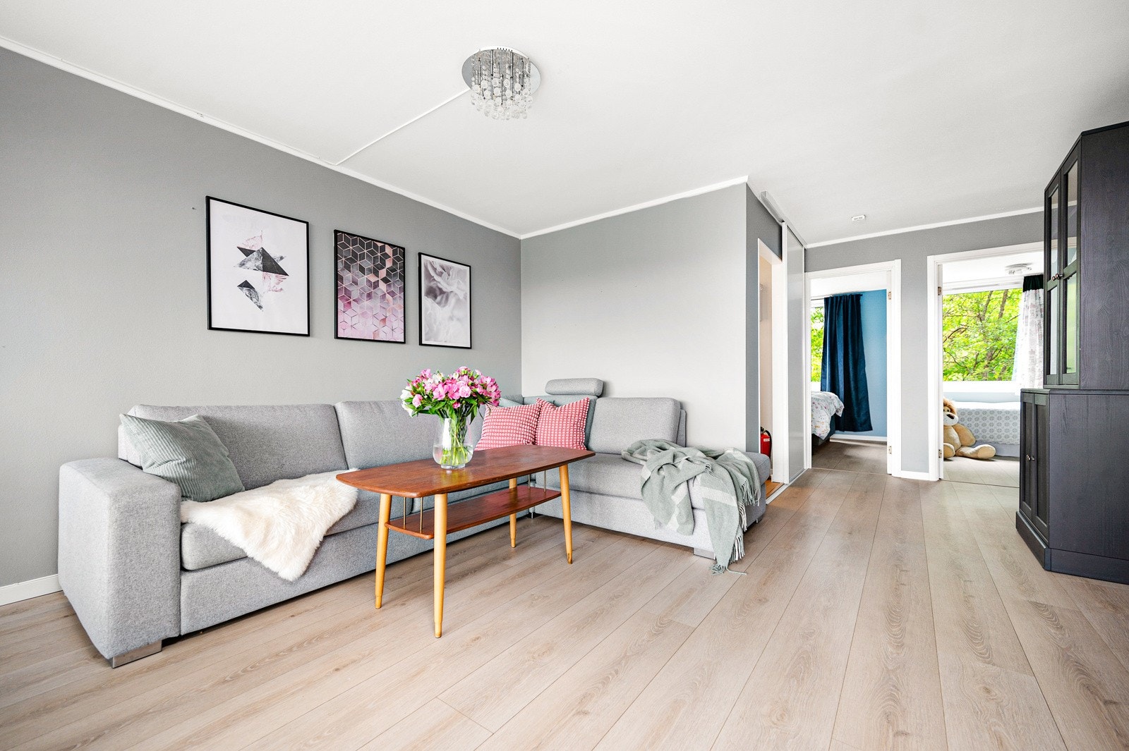 Stuen har god plass til større sofagruppe og øvrig møblement. Galleribilde