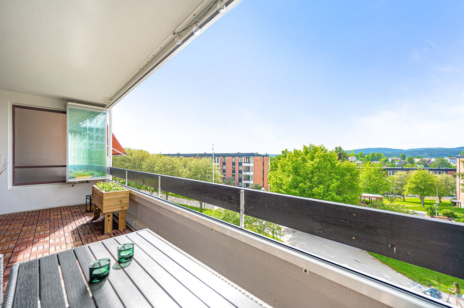 Balkongen er innglasset og kan åpnes og lukkes etter behov slik at den kan nytes enda lenger ut på høsten og tidligere på våren. Galleribilde