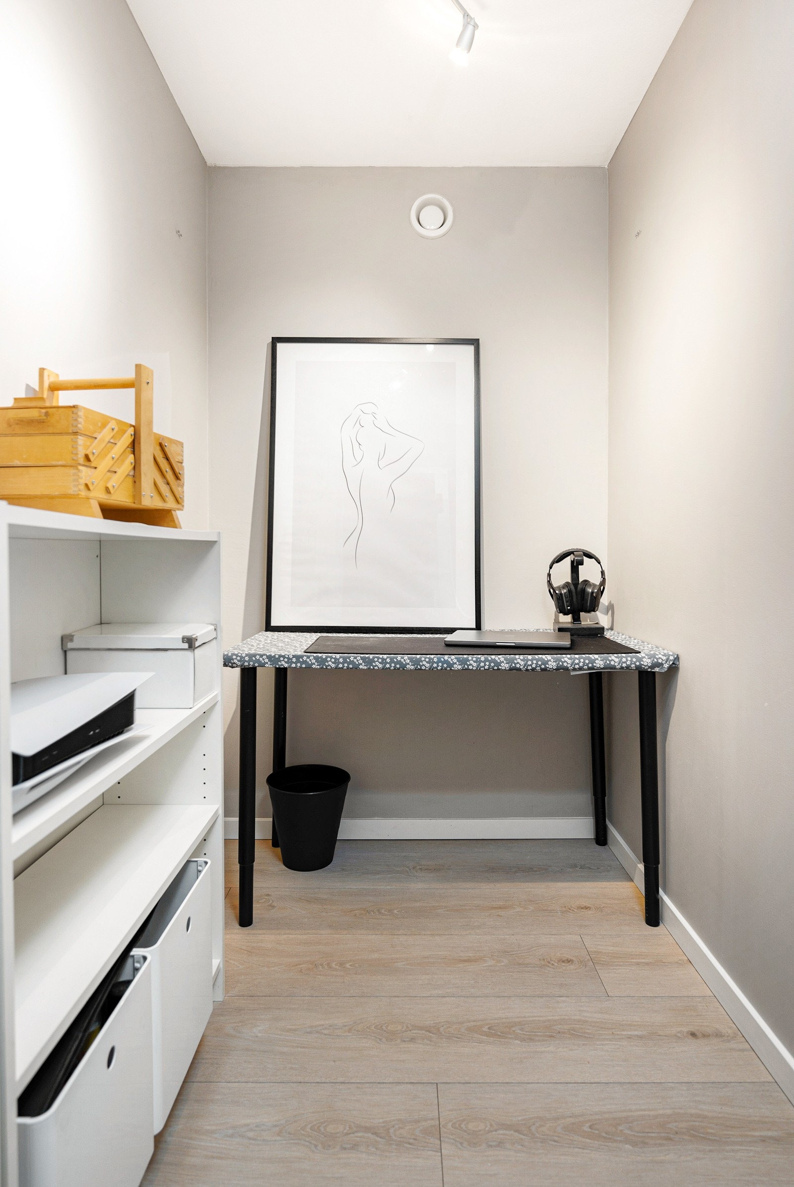 Godt med oppbevaringsmuligheter, i tillegg til å disponere en bod i kjeller. Galleribilde