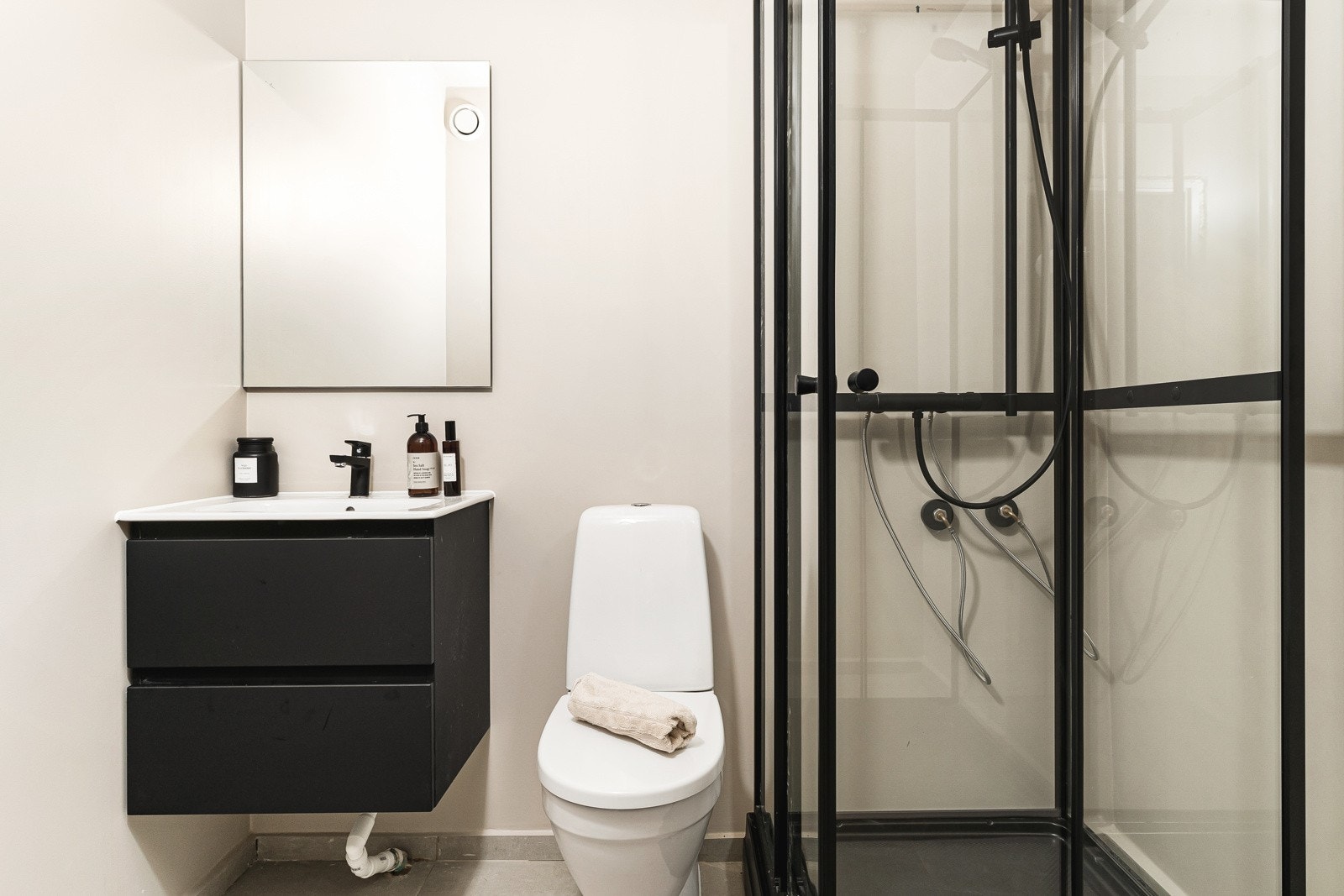 Det er opplegg for vaskemaskin på badet - samt fellesvaskeri i kjeller. Galleribilde