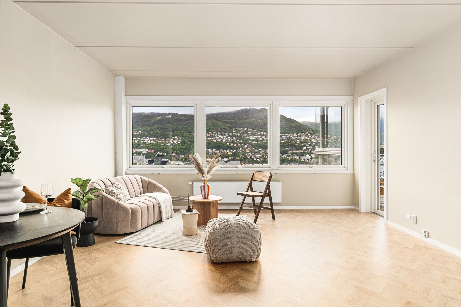 Denne lekre leiligheten har en god og romslig stue/kjøkkenløsning. Galleribilde