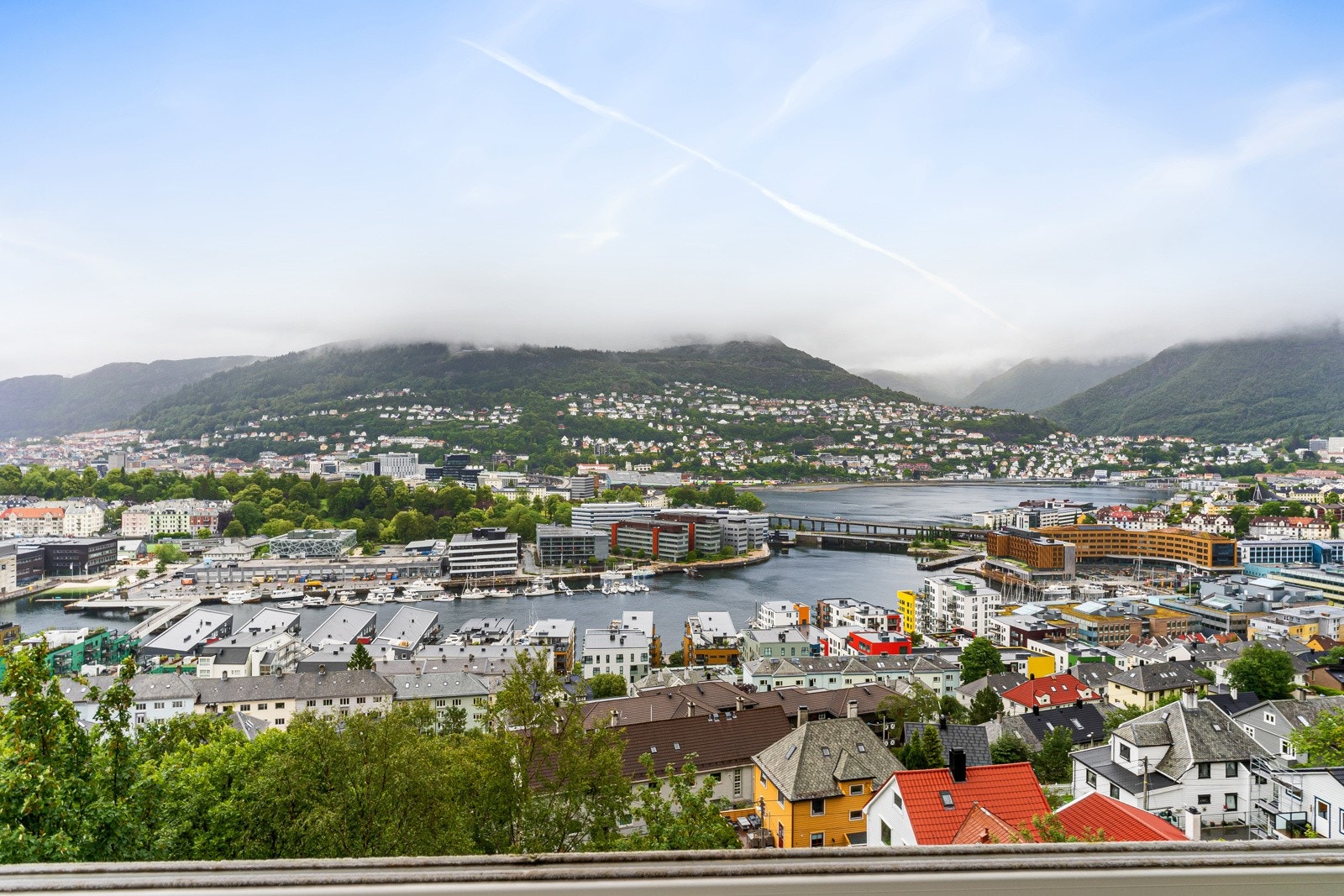 Dette er en nyoppusset leilighet med sjøutsikt, gode solforhold, og parkeringsmuligheter. Adkomst fra heis! Galleribilde