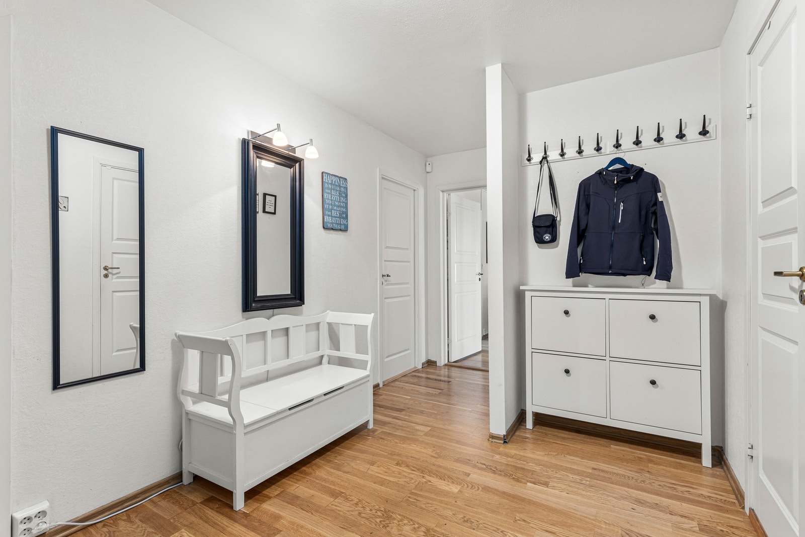 Romslig entré med god plass til oppbevaring av sko og yttertøy. Galleribilde