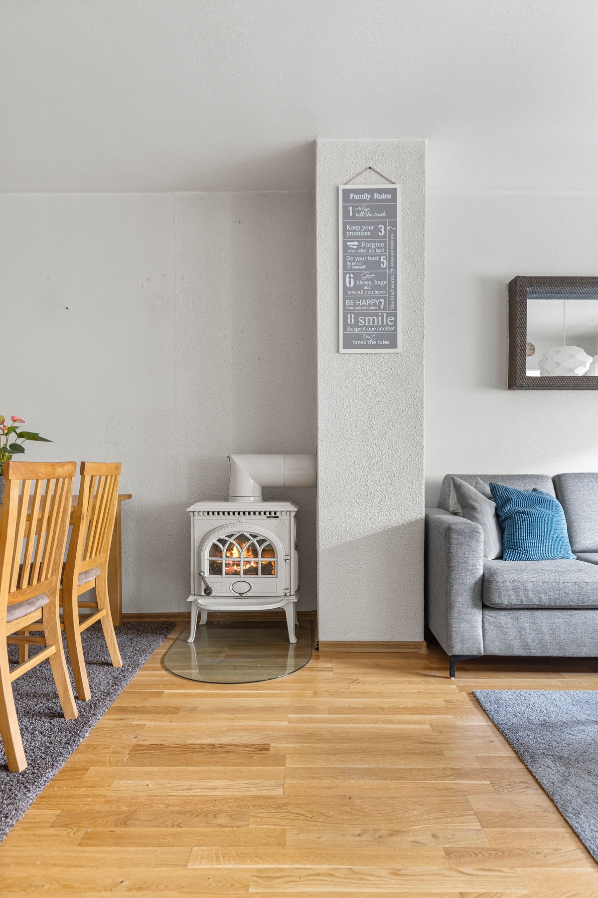Stua varmes opp av en lun vedovn, perfekt for varme og hygge varme på vinterstid. Galleribilde