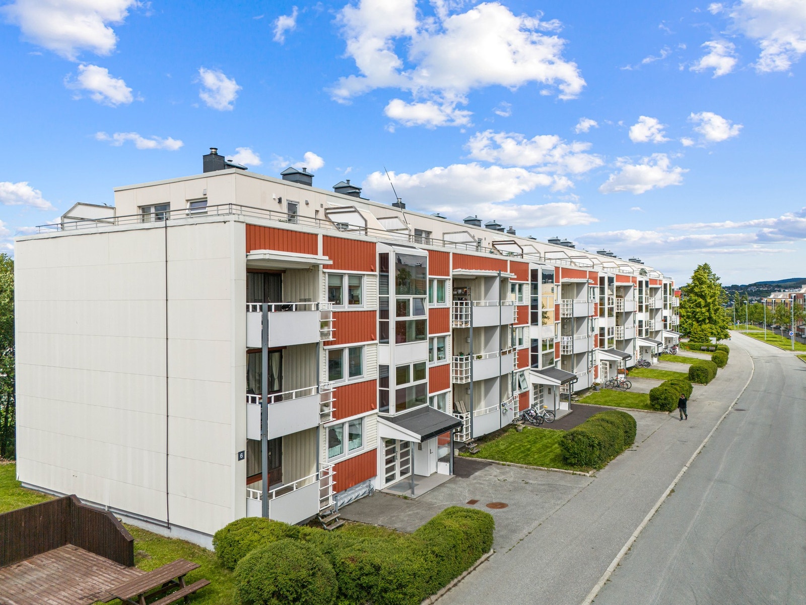 Inngangsparti. Leiligheten disponerer tre boder i kjeller. Galleribilde