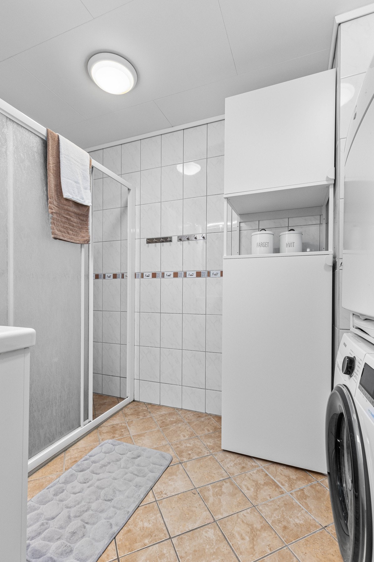 Badet har opplegg for vaskemaskin og tørketrommel. Galleribilde