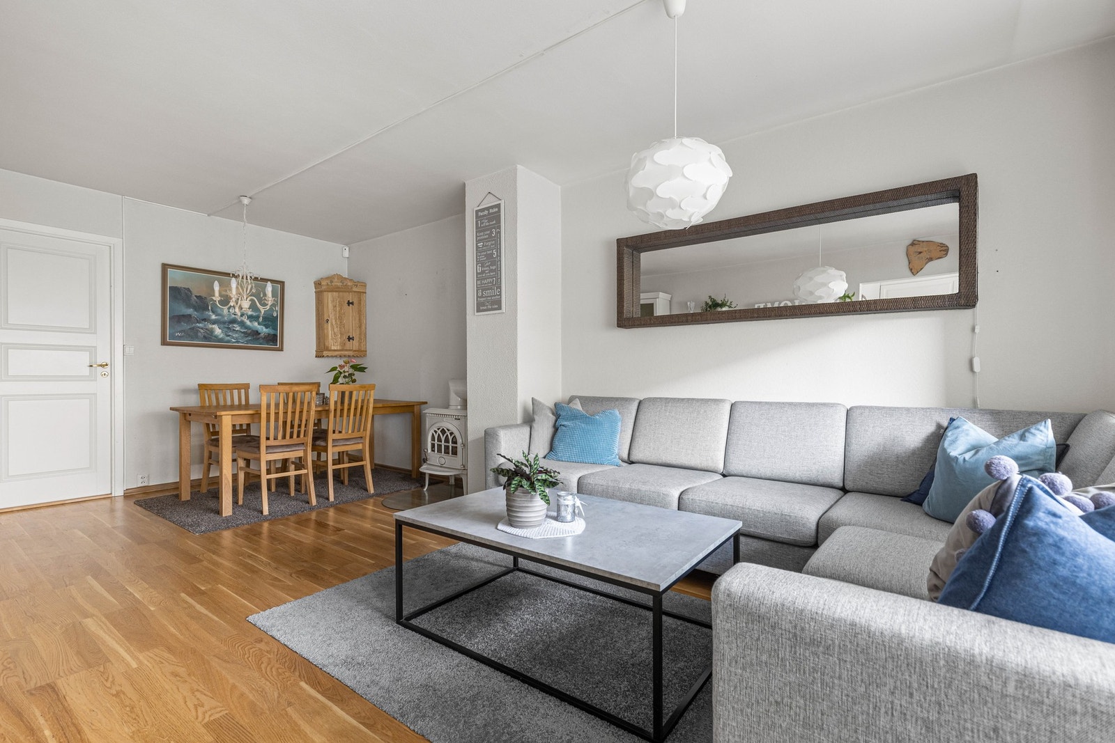 Her er det god plass til en større sofaseksjon og spisestue. Galleribilde
