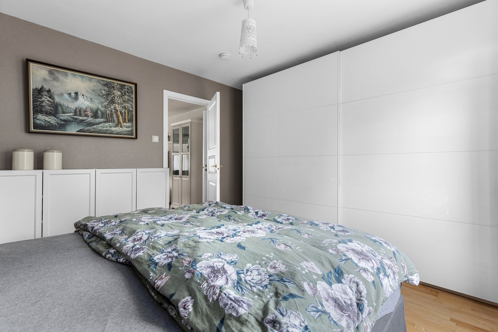 God plass til klesoppbevaring i en stor skyvedørsgarderobe. Galleribilde