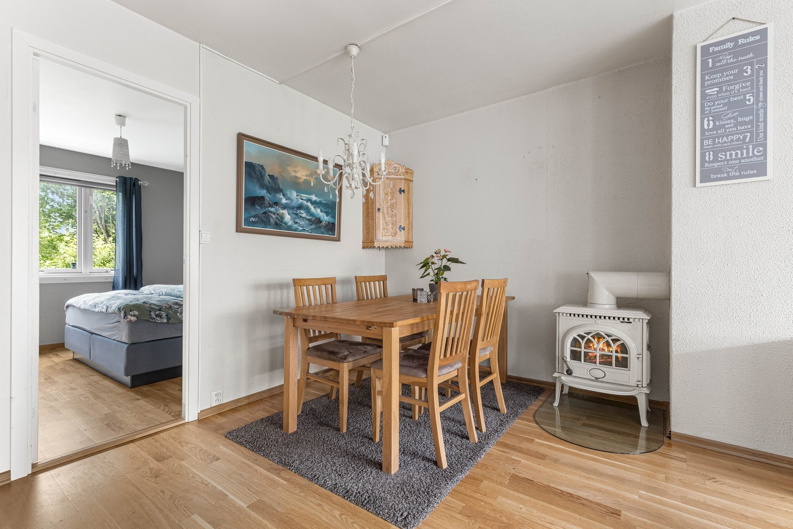 Her er det god plass til en større sofaseksjon og spisestue. Galleribilde