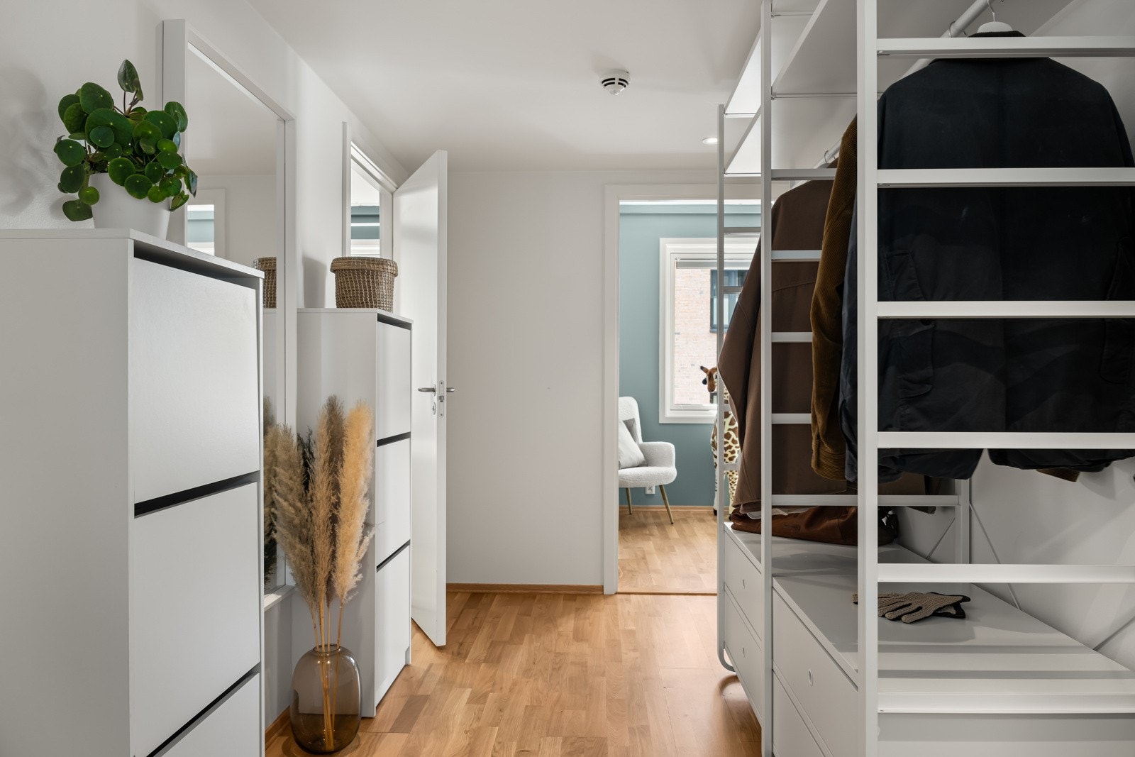 Entreen har nedforet himling med innfelte downlights. Galleribilde