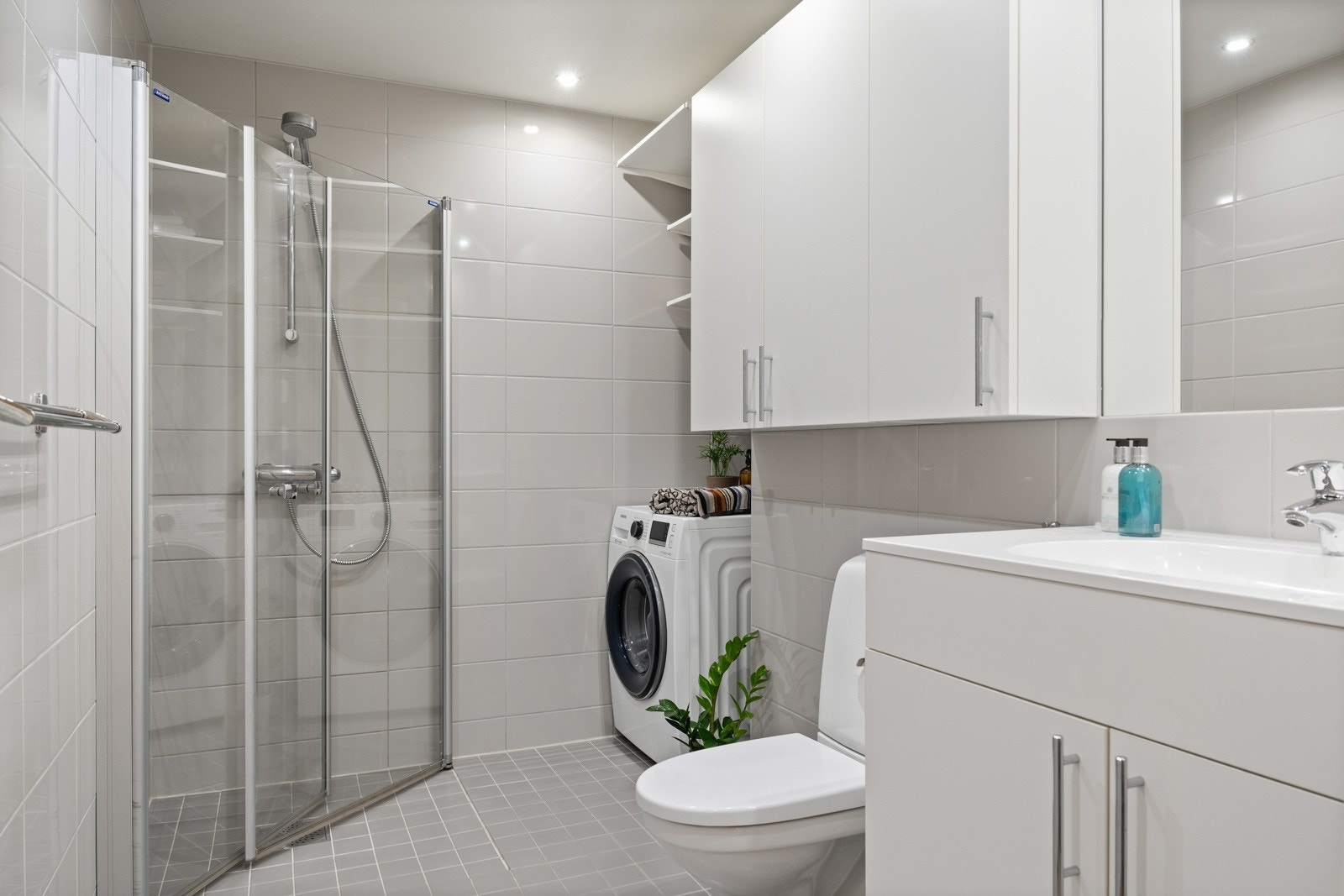 Flislagt bad med varmekabler i gulvet. Badet ble rehabilitert som garantisak i regi av OBOS i 2018 Galleribilde