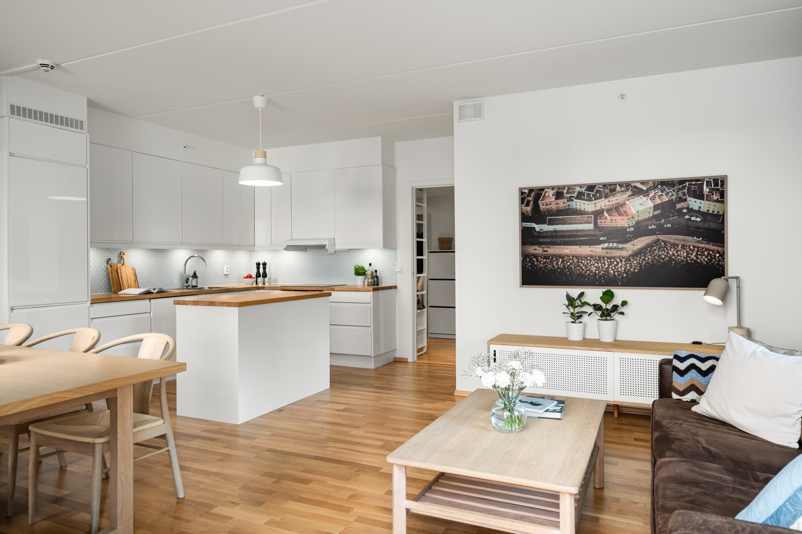 Gulvoverflater består av eikeparkett. Galleribilde