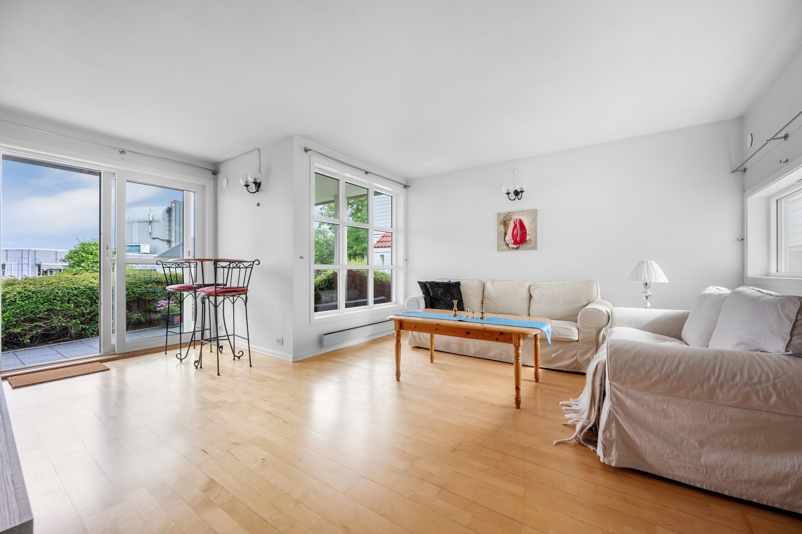 Stuen kan enkelt innredes i ulike soner. Fin utsikt fra stuen! Galleribilde