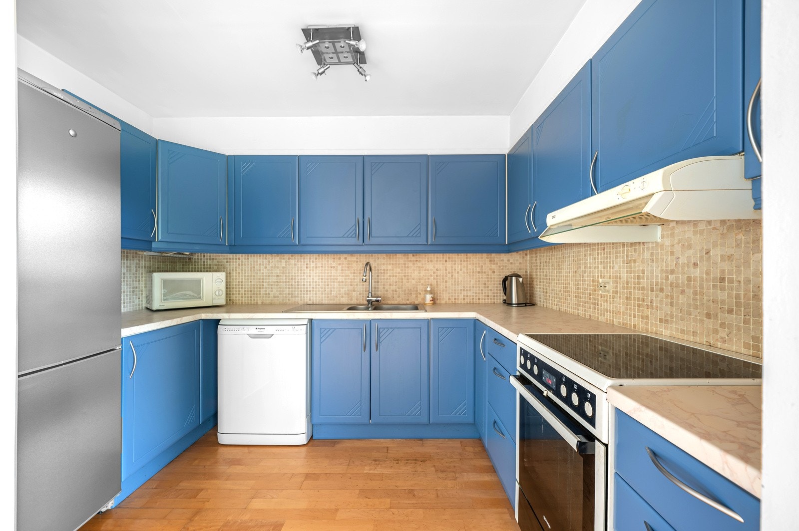 Kjøkkenet kan skilte med god skap- og benkeplass. Galleribilde