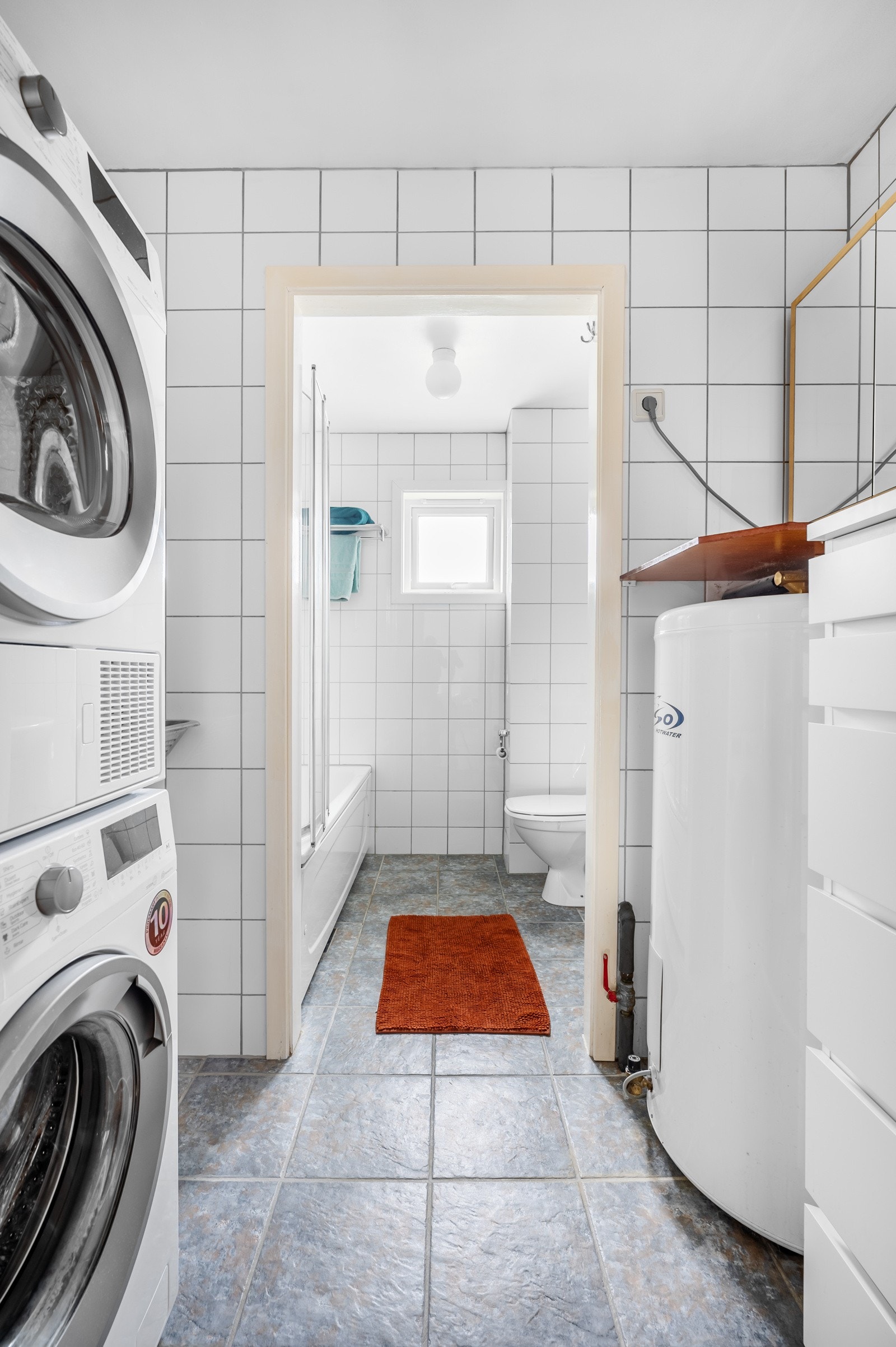 Egen vaskeseksjon med vaskemaskin/tørketrommel og utslagsvask. Galleribilde