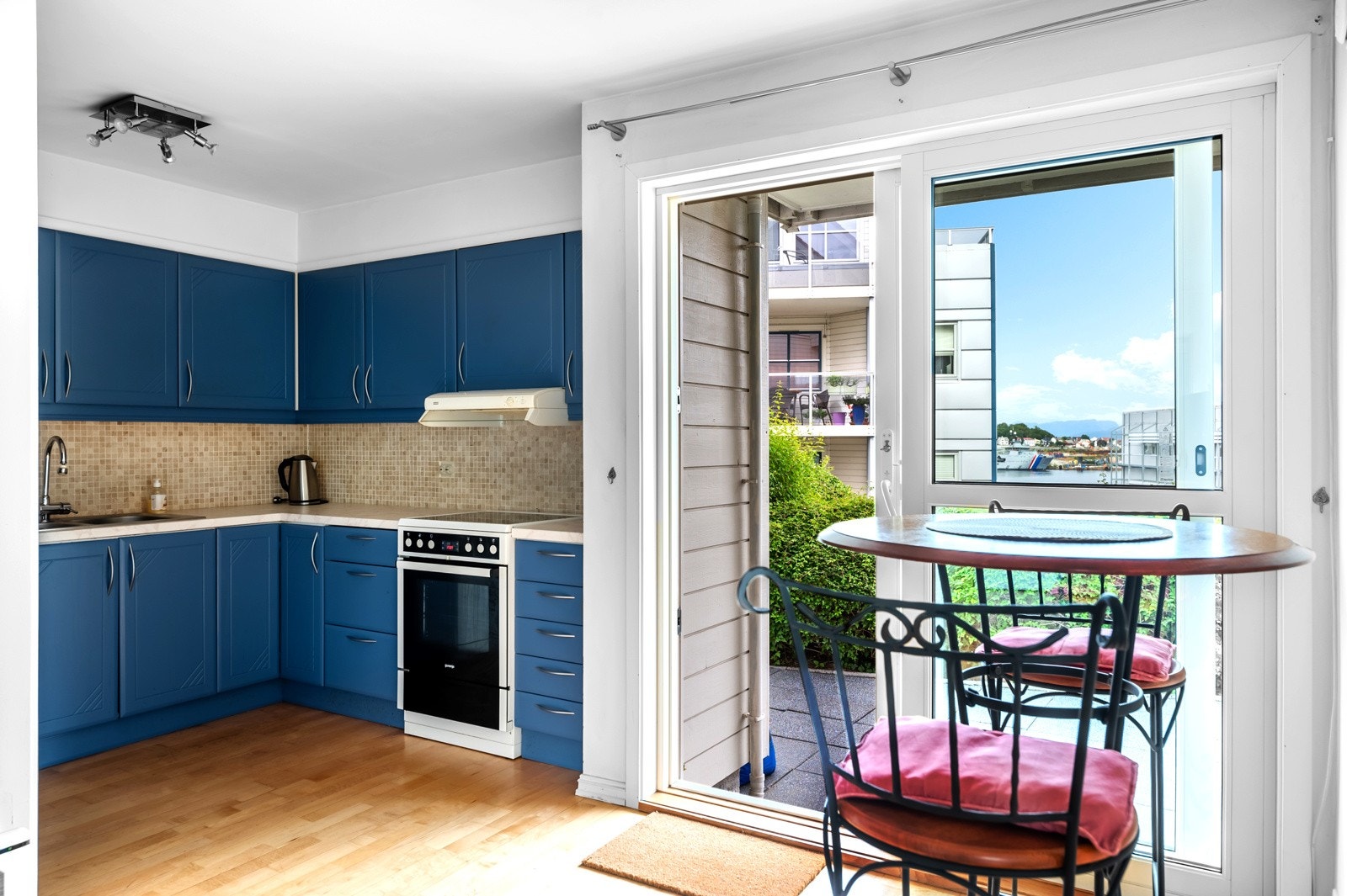 Kjøkken med frittstående hvitevarer og mekanisk ventilasjon. Galleribilde