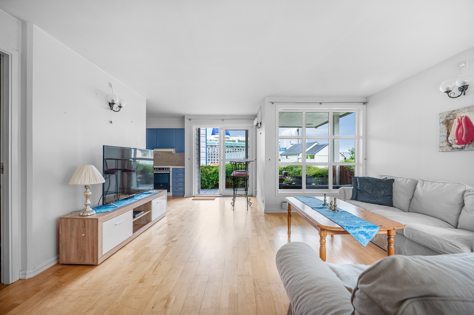 Leiligheten inneholder: Entré, Gang, Bad/vaskerom, 2 soverom, Stue/kjøkken. Galleribilde