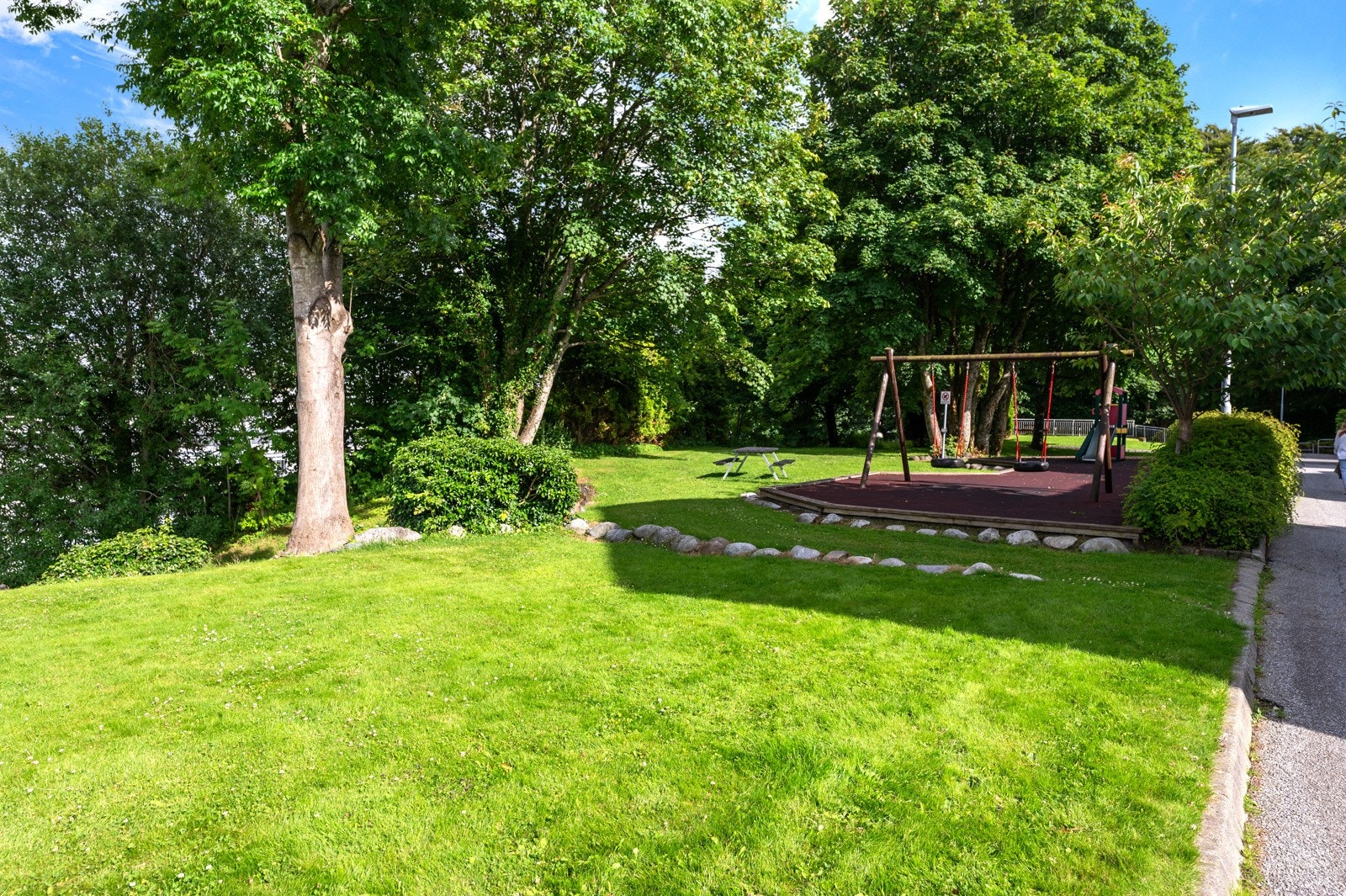 Flere koselige grøntområder tilhørende sameiet. Galleribilde