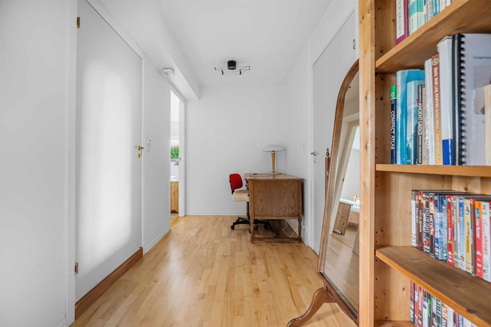 Mellomgang som enkelt kan innredes med kontorpult og hyller. Galleribilde