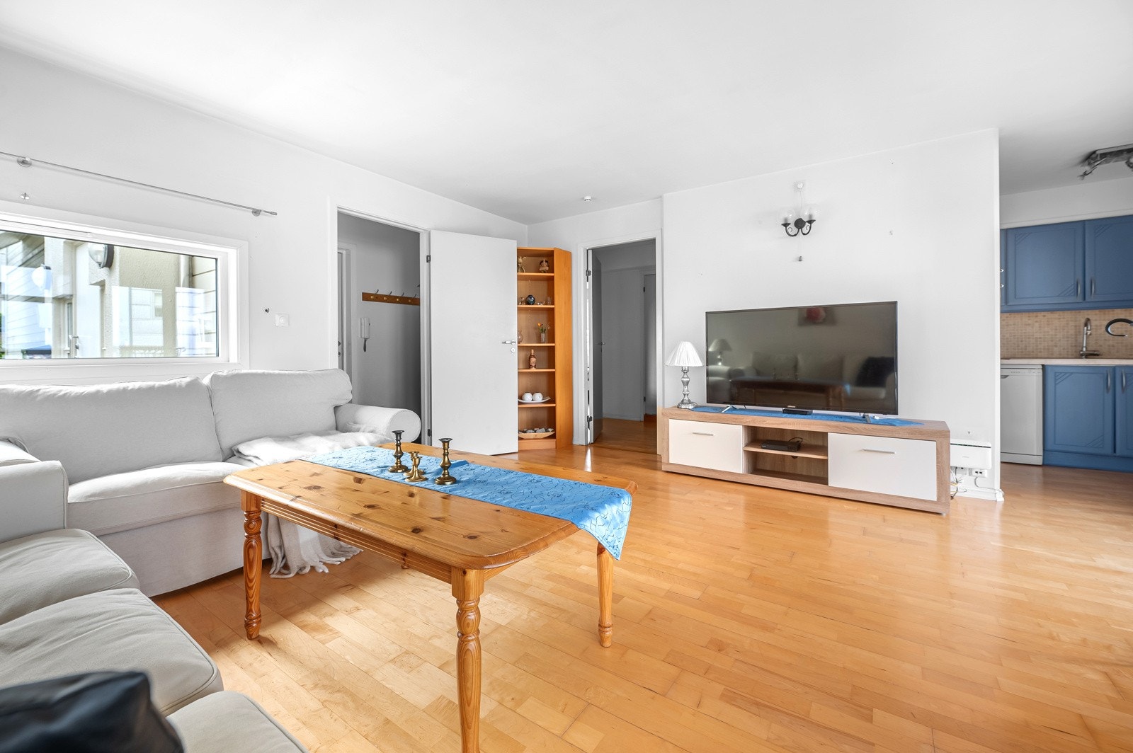 Gjennomgående lysinnslipp i stuen. Galleribilde